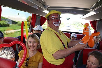 Hin ging es für die Kinder in den Bayern Park im Leitner Bus mit Clown Firlefanz (©Foto: Martin Schmitz)